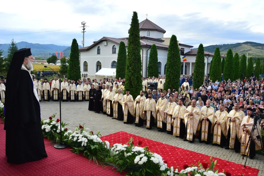 A fost sfințit noul ansamblu eclesiastic al Protoieriei Moinești. Patriarhul Daniel transmite un mesaj de felicitare