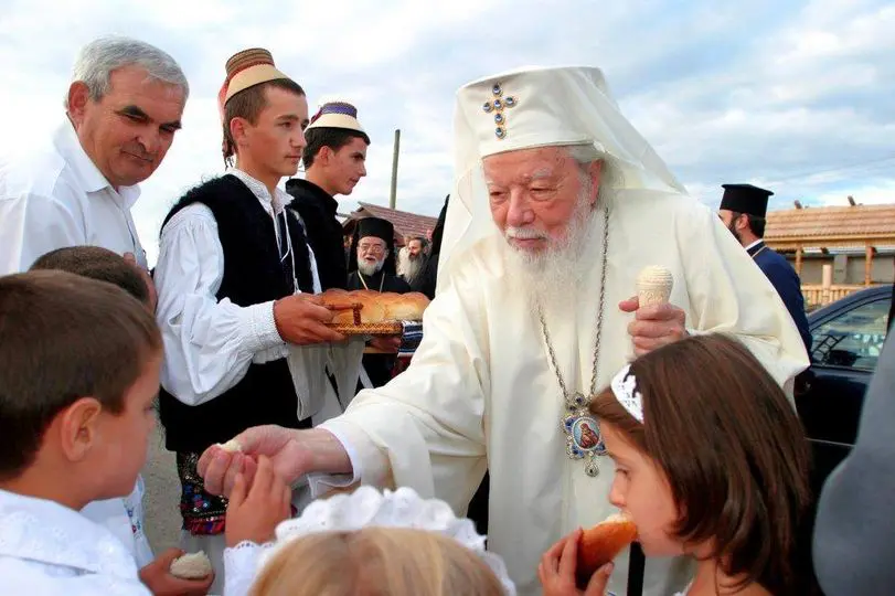 În amintirea Patriarhului Teoctist: Daruri în valoare de 10.000 de lei pentru tinerii care copilăresc în comuna sa natală