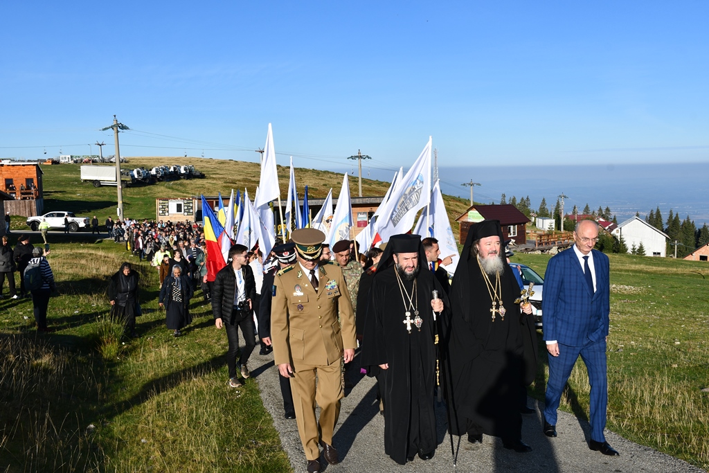 Sute de pelerini, în procesiune pe Muntele Mic. „Din vremuri biblice am fost învățați să ne ridicăm la locuri înalte”