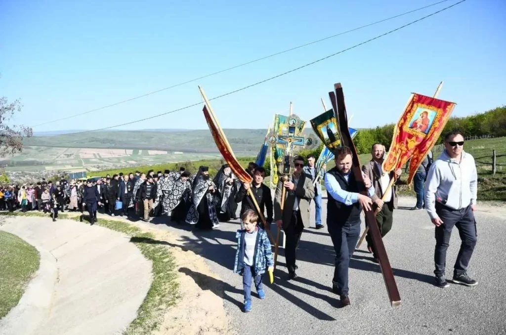 Pelerinii sunt invitaţi să meargă pe „Drumul Crucii” la Mănăstirea Hadâmbu