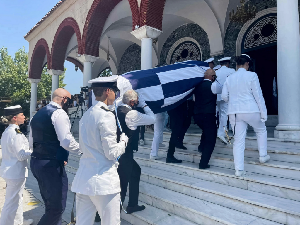 Λάρισα: Στρατιωτικές τιμές στο «αντίο» στην 20χρονη ναυτική δόκιμο