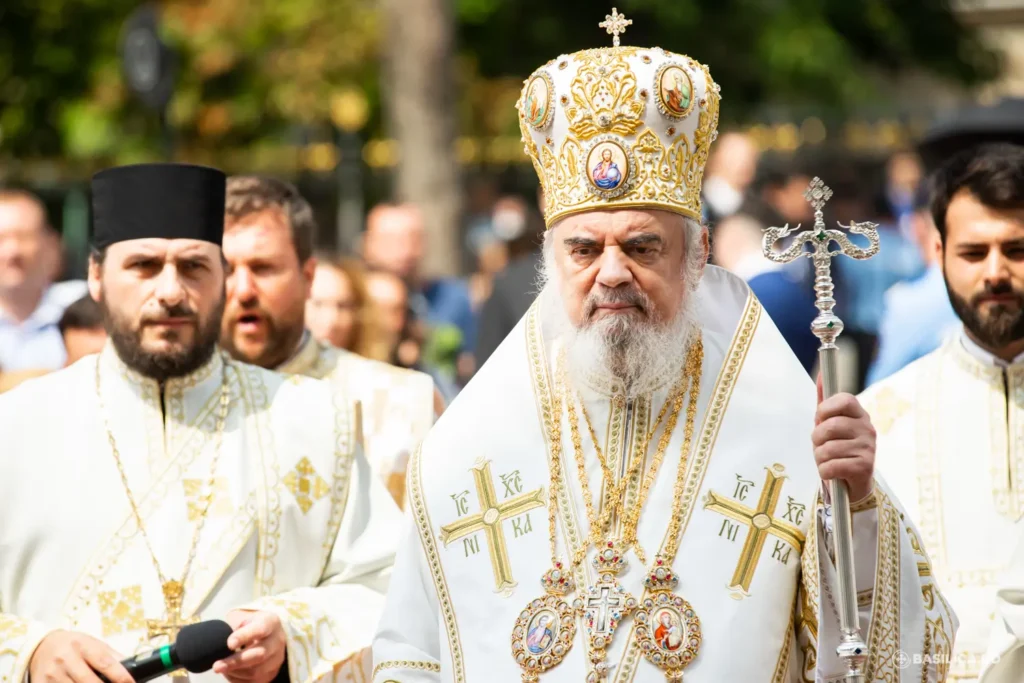 Patriarhul Daniel: Puterea Învierii este ascunsă în smerenia Crucii