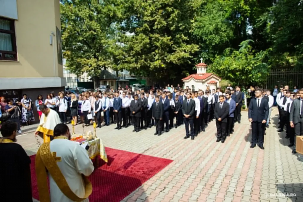 Peste 400 de elevi au început anul școlar la Seminarul Teologic Liceal Ortodox din București