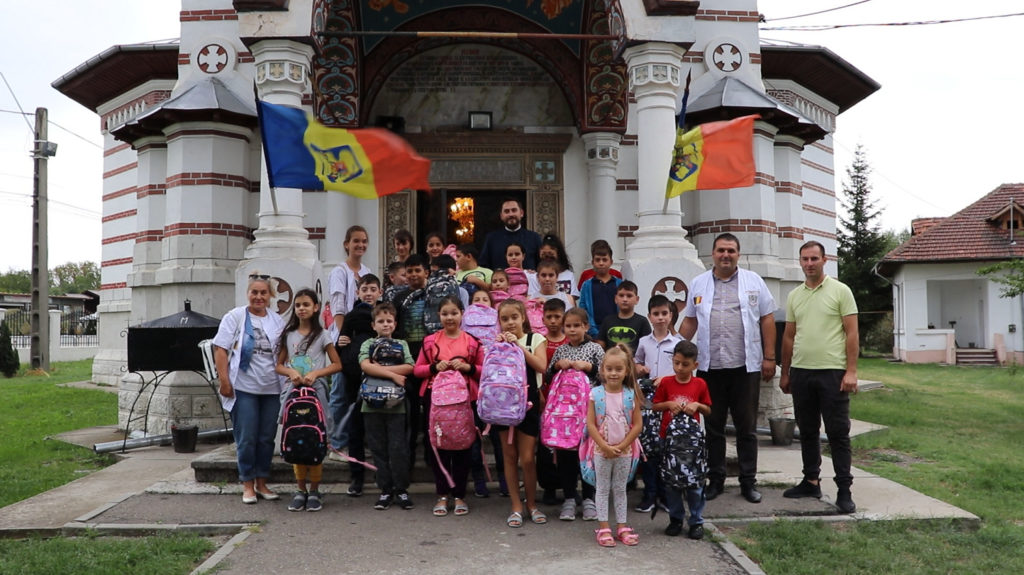 Ajutor pentru elevi”: Voluntarii Catedralei Naţionale au oferit ghiozdane copiilor din Valea Călugărească