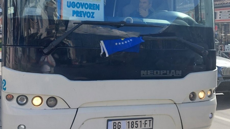 У Пећи заустављен аутобус са Србима, Албанац колима блокирао пут, претио и поставио косовску заставу
