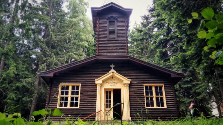 Каква е историята на дървената църква „Преображение Господне“ в Боровец?