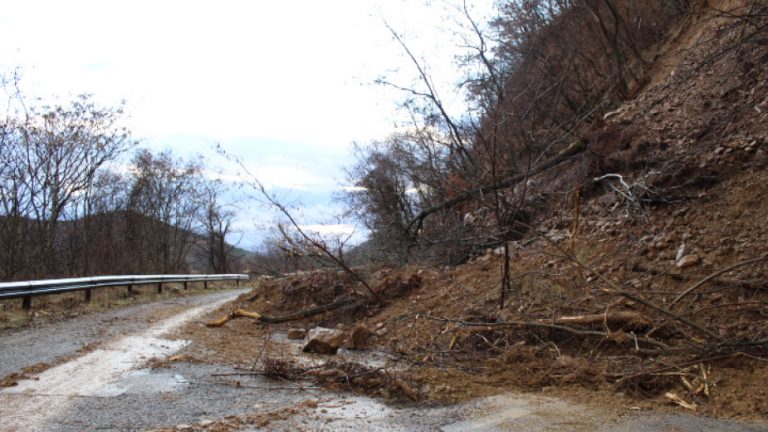 Пътят от Мелник за Роженския манастир е непроходим заради свлачище