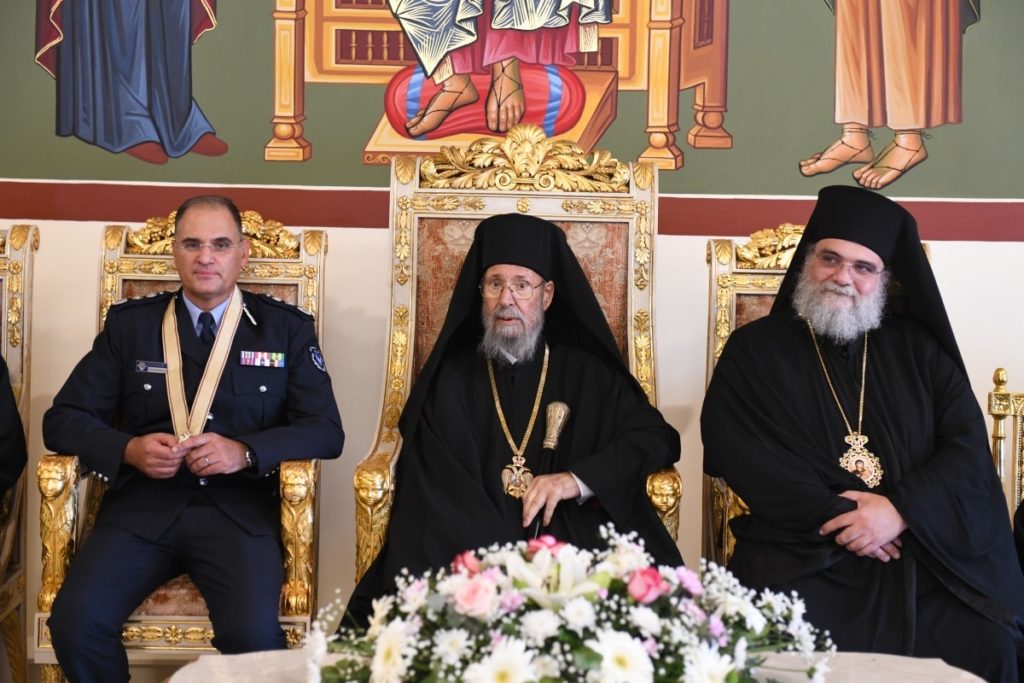 Ο Μητροπολίτης Ταμασού στην τελετή απονομής του Χρυσού παράσημου της Εκκλησίας της Κύπρου στον Αρχηγό Αστυνομίας