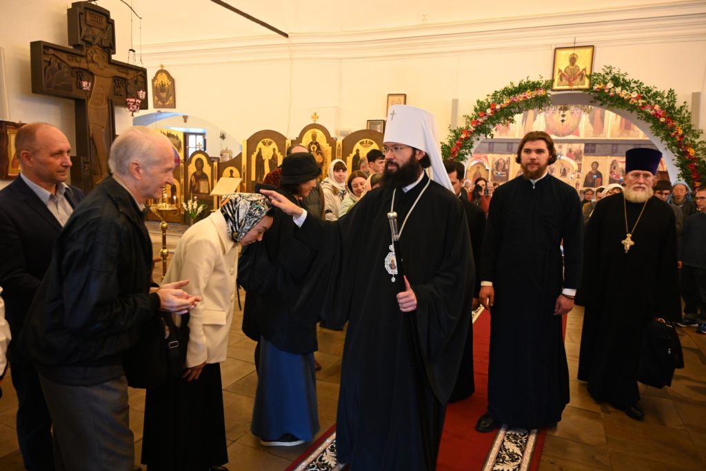 Митрополит Волоколамский Антоний совершил Божественную литургию на Китайском Патриаршем подворье