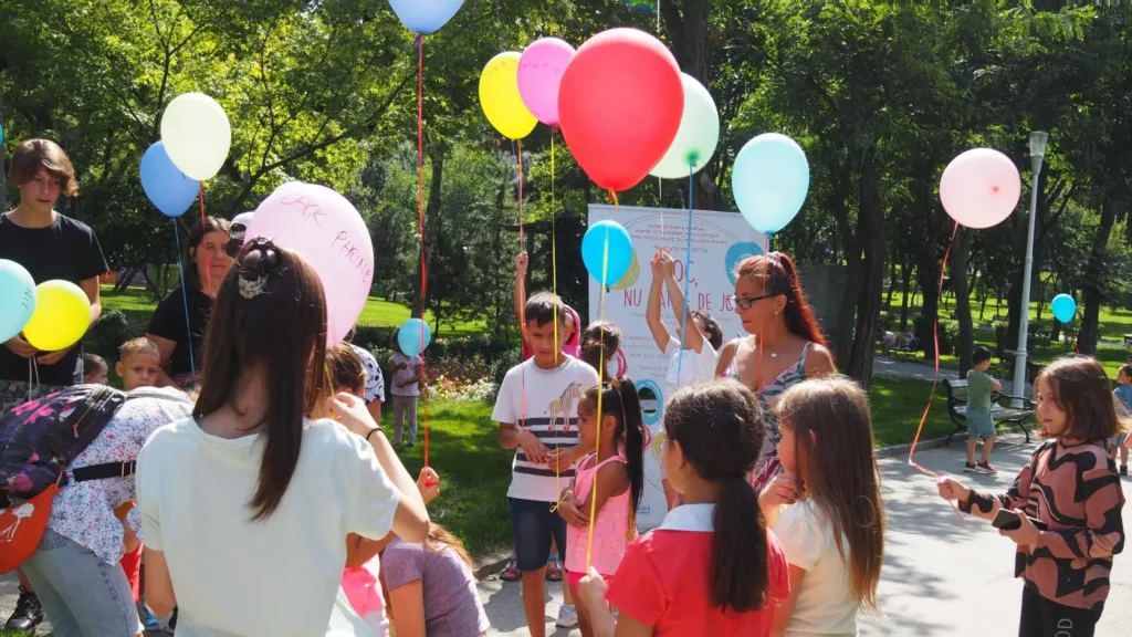 Copiii ajutați de Fundația Sf. Macrina să combată efectele bullyingului și-au expus lucrările într-un parc din Capitală