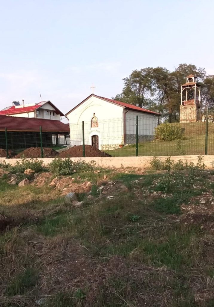 Изградиха нова ограда на църквата „Св. Николай Чудотворец“ в с. Столник