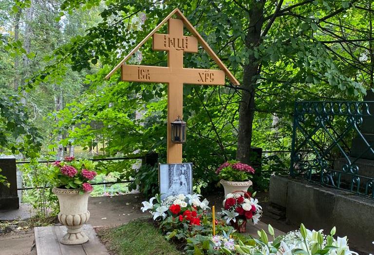 Российский дипломат молился на литии у могилы архимандрита Мефодия (Петрова) на Валааме