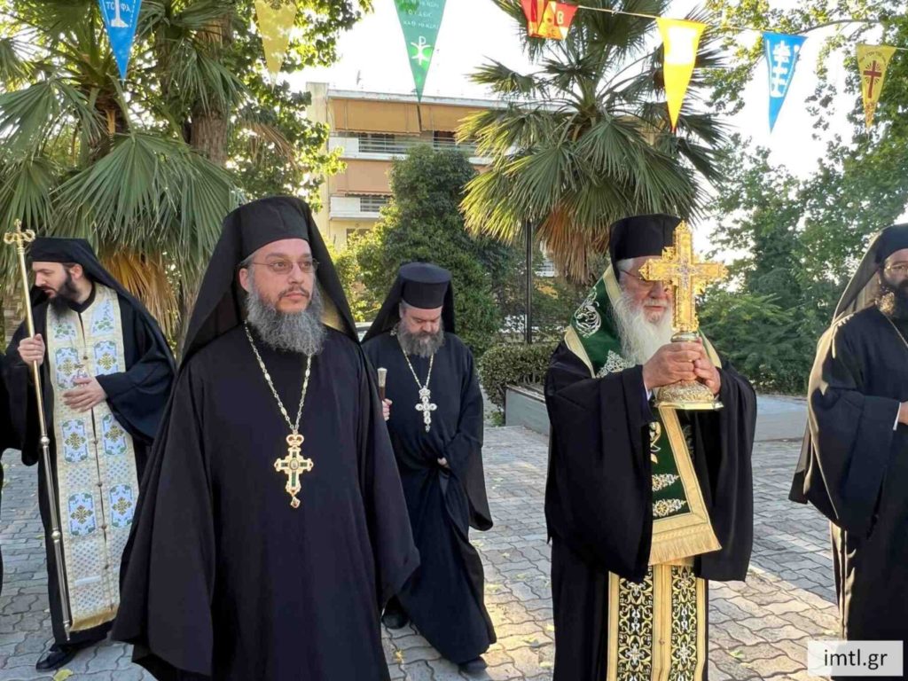 Τον Σταυρό με Τίμιο Ξύλο από την Ιερά Μονή Σαγματά υποδέχτηκε η Θήβα