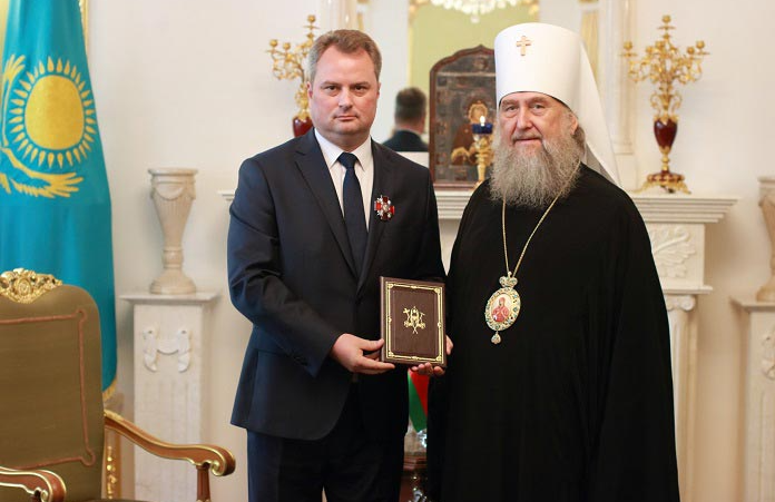 Митрополит Александр вручил послу Беларуси в Республике Казахстан П.В. Утюпину орден благоверного князя Александра Невского