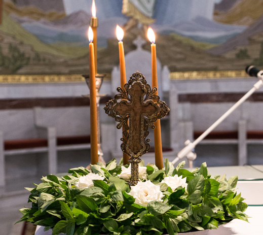 KREMTOHET ME SOLEMNITET NË TË GJITHË VENDIN LARTËSIMI I KRYQIT TË NDERUAR DHE JETËDHËNËS