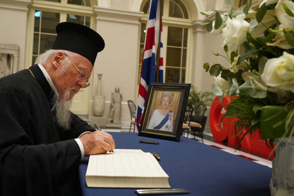 O Οικουμενικός Πατριάρχης υπέγραψε στο βιβλίο συλλυπητηρίων για την Βασίλισσα Ελισάβετ Β’