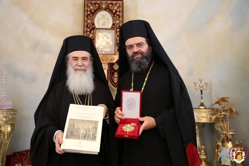 Τα συμβολικά δώρα του Μητροπολίτη Μαρωνείας στον Πατριάρχη Ιεροσολύμων