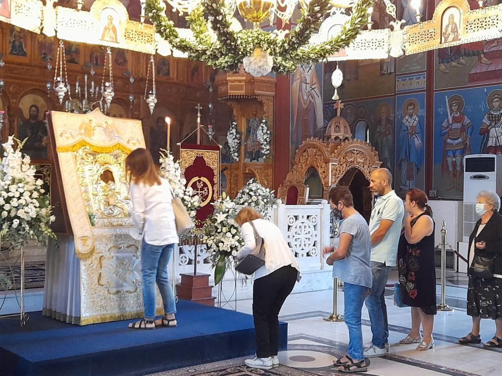 Κομοτηνή: Από νωρίς το πρωί πιστοί προσκυνούν την Παναγία “Άξιον Εστίν”