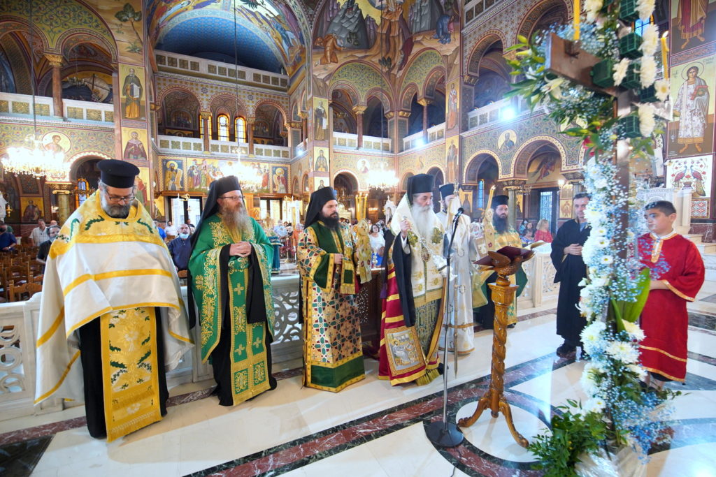 Οι Χαιρετισμοί του Τιμίου Σταυρού στον Καθεδρικό Ιερό Ναό Αγίας Τριάδος Πειραιώς (ΦΩΤΟ)