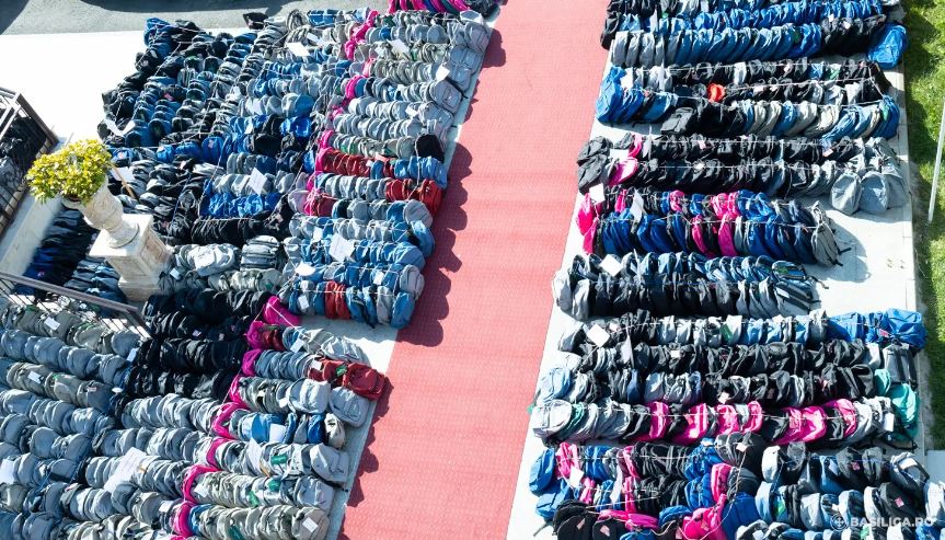 Πάνω από 14.000 μαθητές έλαβαν ρούχα και σχολικές τσάντες από την Αρχιεπισκοπή Βουκουρεστίου