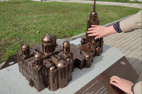 Во Владимире для незрячих туристов открыли тактильную бронзовую модель Успенского собора