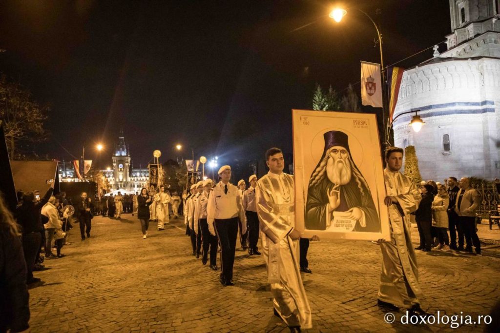 Iași: 20,000 people process with relics of Saints Paraskeva and Paisius