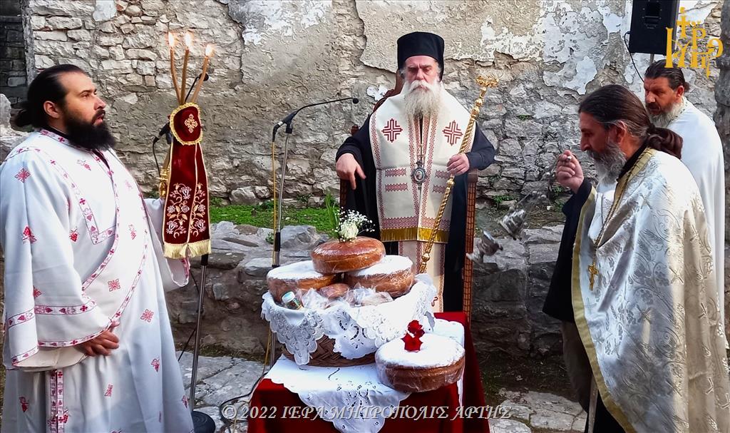 Άρτα: Εσπερινός στα ερείπια του πανηγυρίζοντα Ι.Ν. Ευαγγελιστού Λουκά