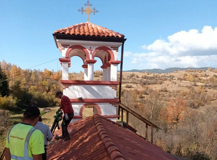 Миряни ремонтираха покрива на църквата в Сатовча