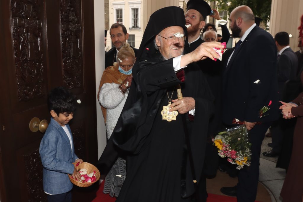 Οι πιστοί της Αρχιεπισκοπής Θυατείρων έραιναν με άνθη τον Οικουμενικό Πατριάρχη (ΦΩΤΟ)