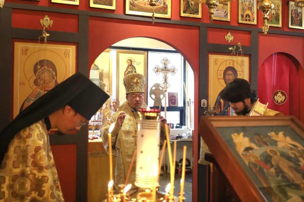 Архиепископ Корейский Феофан совершил богослужение в храме Воскресения Христова в Сеуле