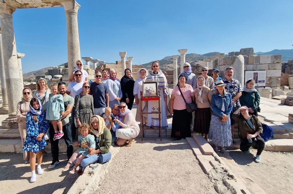 В день памяти апостола и евангелиста Иоанна Богослова на месте его погребения близ Эфеса в Турции была совершена Литургия