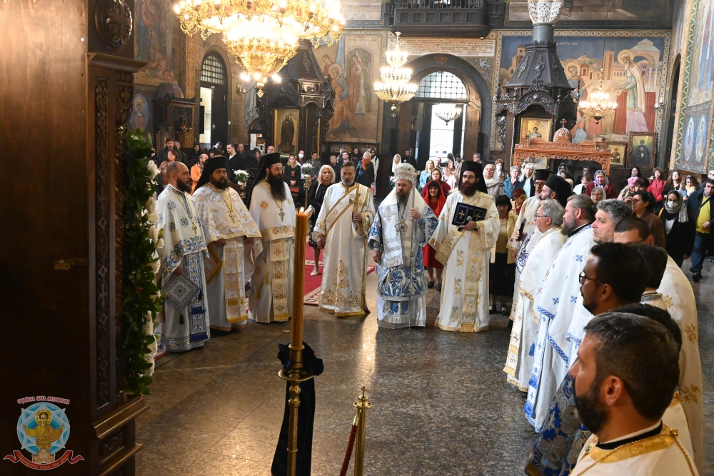 Архиерейска литургия и свещеническо ръкоположение в катедралния храм „Св. вмчца Неделя“