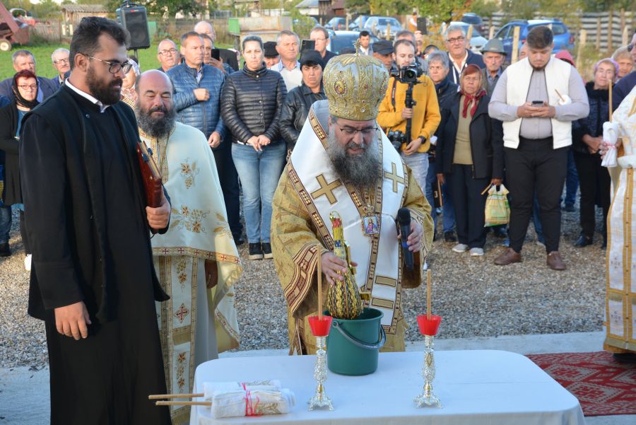 Cel mai bun răspuns la rău este binele, a amintit Episcopul Sebastian la sfințirea unei biserici din Olt