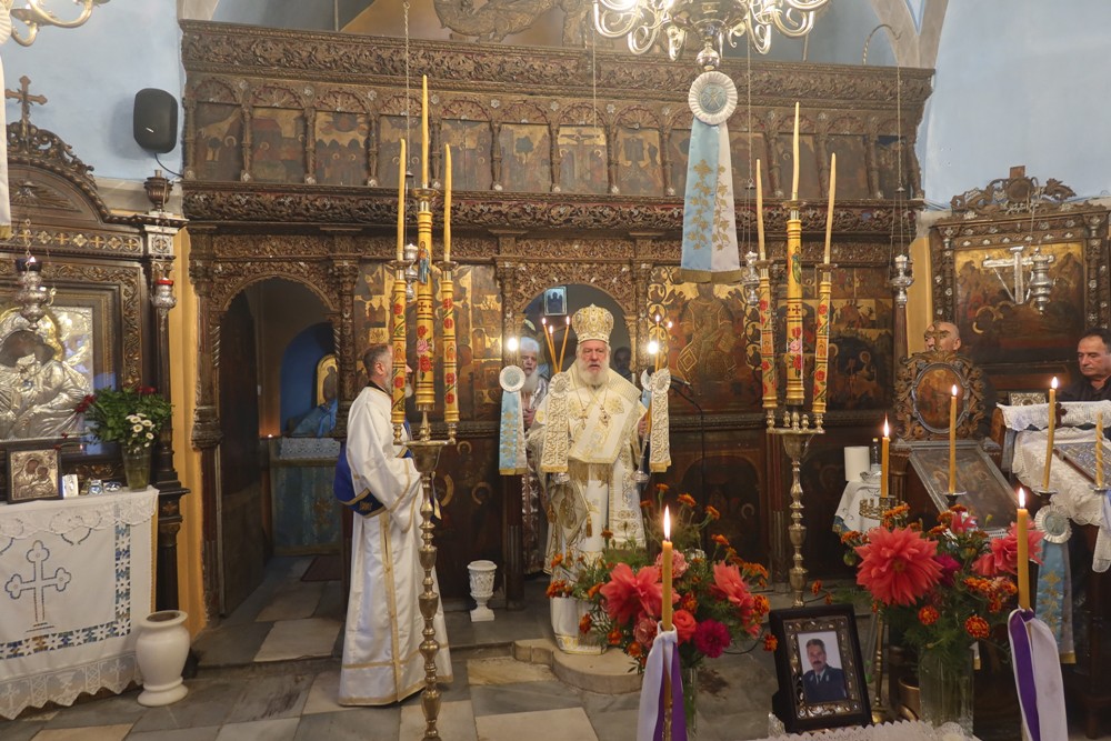 Σίκινος: Ο Σύρου Δωρόθεος ιερούργησε και τέλεσε μνημόσυνο Αξιωματικού της ΕΛΑΣ