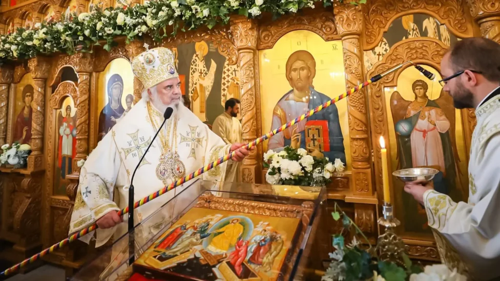 Patriarhul României a resfințit Biserica Parohiei Mierlari. Preotul paroh a primit Crucea Patriarhală