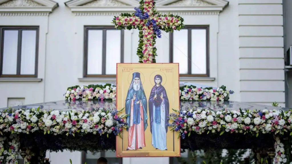 Peste 100.000 de persoane au trecut pe la moaștele Sfinților Parascheva și Paisie în primele cinci zile de pelerinaj