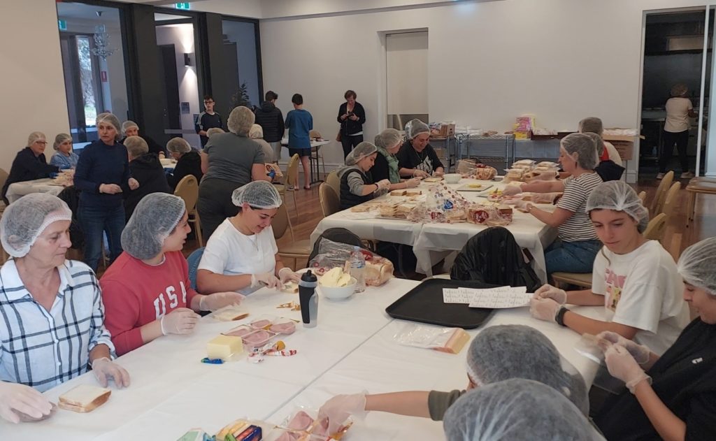 «Five Loaves»: 520 σάντουιτς για άστεγους, από τους ενορίτες των Αγίων Αρχαγγέλων Mentone