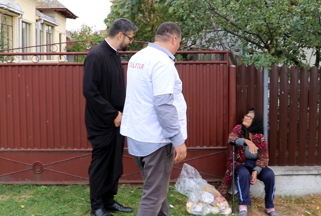 Vârstnici din trei localităţi prahovene au primit daruri din partea voluntarilor Catedralei Naţionale