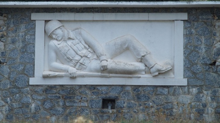 28η Οκτωβρίου: Το μνημείο του άγνωστου στρατιώτη στο Ζάρκο Τρικάλων “ψάχνει” τον άγνωστο φαντάρο που το φιλοτέχνησε