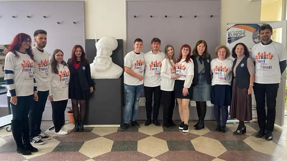 Elevii Liceului Ortodox din Zalău prezintă o piesă de teatru despre adicții în toate liceele din Sălaj