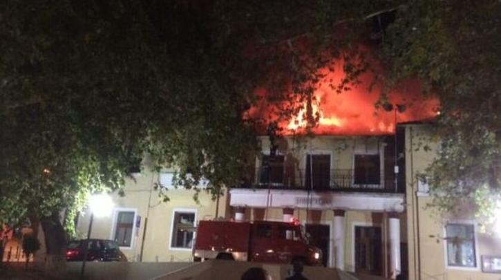 Φωτιά κατέστρεψε το ιστορικό δημαρχείο Σερβίων που είχε βομβαρδιστεί από τους Γερμανούς