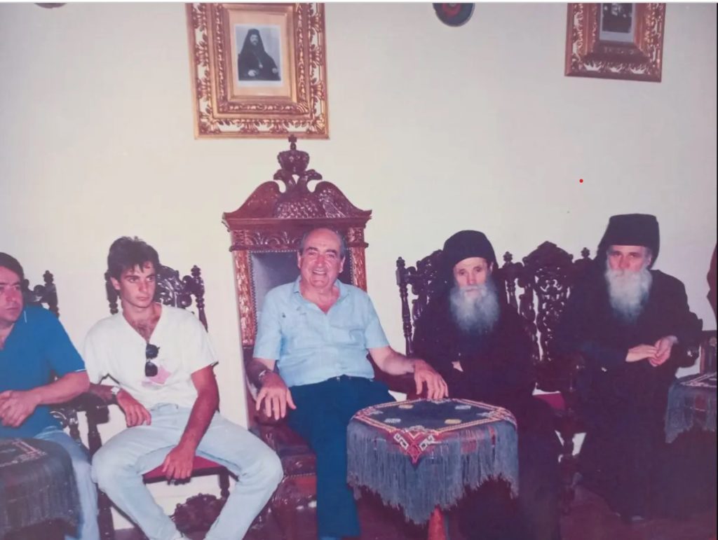 Φωτογραφίες του Κυριάκου Μητσοτάκη στο Άγιο Όρος σε νεαρή ηλικία
