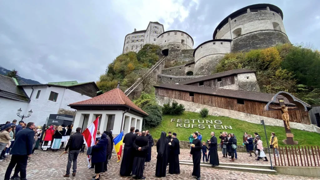 Procesiune cu icoana Sfinților Mărturisitori Ardeleni în temnița de la Kufstein