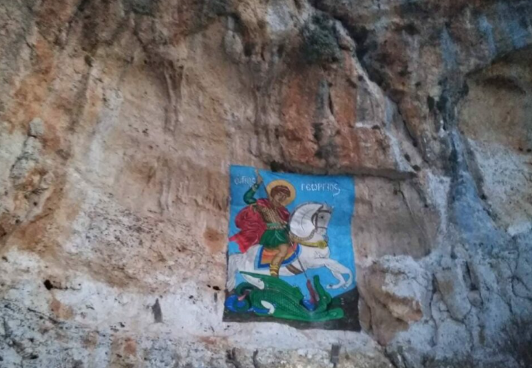 Γιγάντια αγιογραφία με τον Άγιο Γεώργιο τοποθετήθηκε στα βράχια του Καστελλορίζου