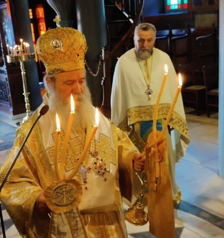 Θεία Λειτουργία στον Ι.Καθεδρικό Ναό της Ύδρας από τον Μητροπολίτη Εφραίμ (ΦΩΤΟ)