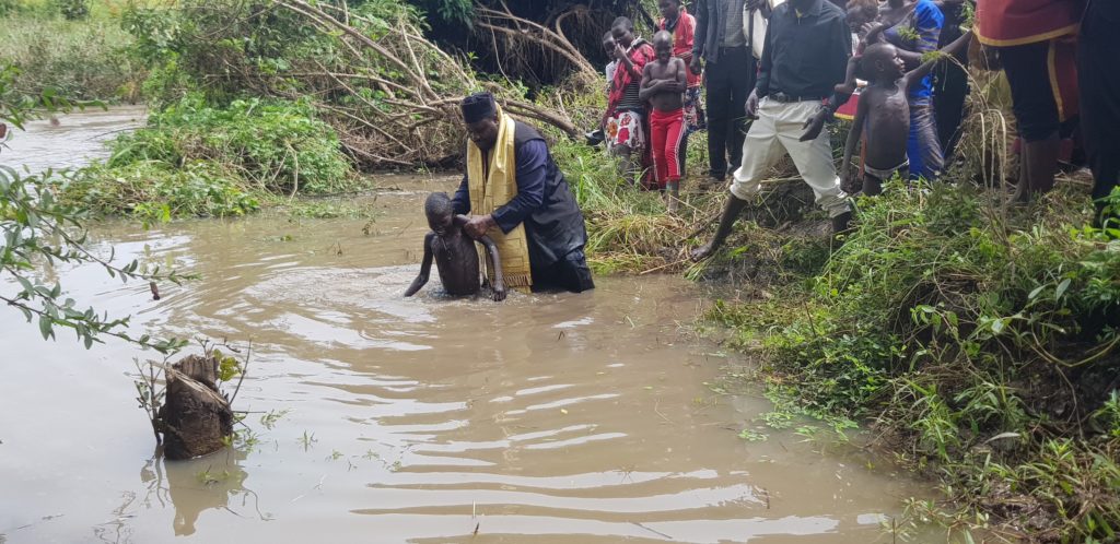 Βάπτιση 115 κατηχουμένων στην Ουγκάντα (ΦΩΤΟ)