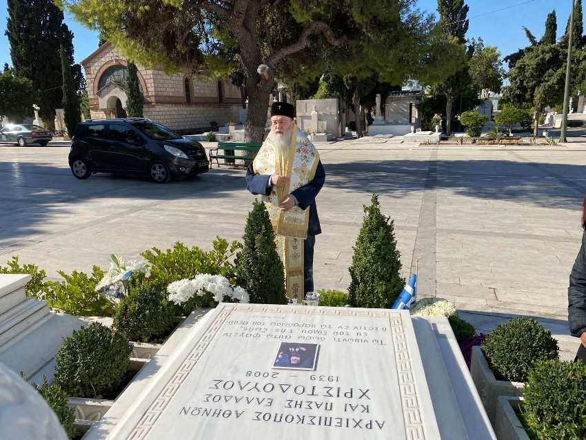 Τρισάγιο επί του τάφου του Μακαριστού Αρχιεπισκόπου Αθηνών κυρού Χριστόδουλου