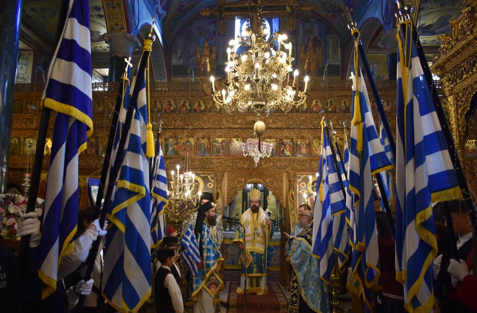Γέμισε γαλανόλευκες σημαίες ο Μητροπολιτικός Ναός της Καστοριάς για την εορτή της Αγίας Σκέπης