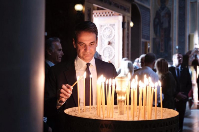 Ο Μητσοτάκης προσκύνησε την Ιερά Εικόνα της Παναγίας του «Άξιον Εστί» στη Μητρόπολη Αθηνών