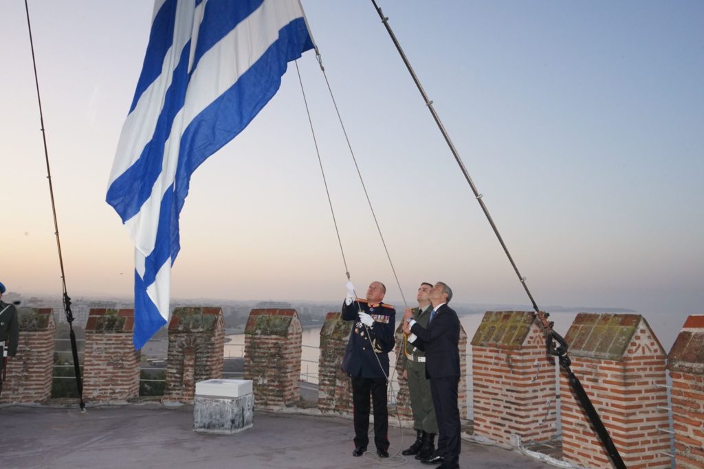 Η έπαρση της Ελληνικής σημαίας στον Λευκό Πύργο